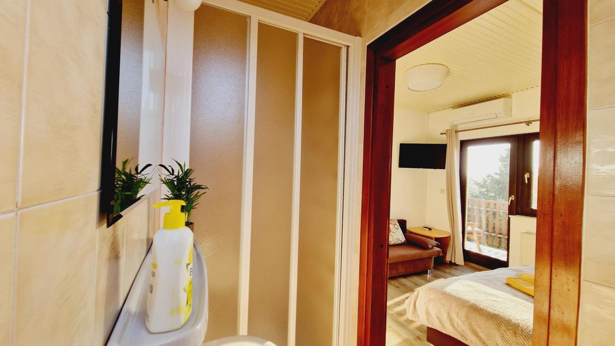 Balaton Panzio Fuered Bed & Breakfast บาลาตอนฟือเรด ภายนอก รูปภาพ